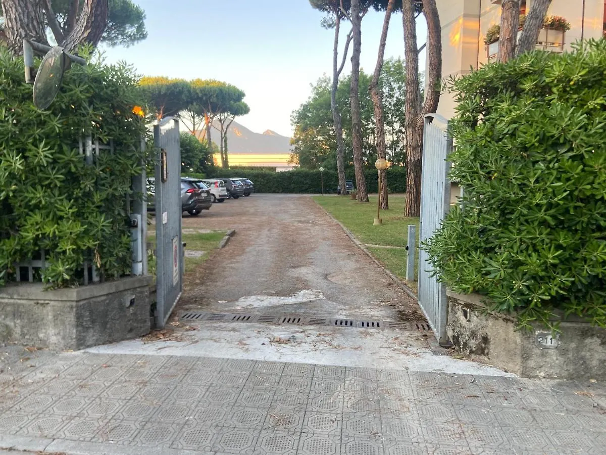 Lido Di Camaiore Bellissimo Appartamento Piano Terra Con Ingresso Indipendente E Parcheggio Privato Holiday home Lido di Camaiore