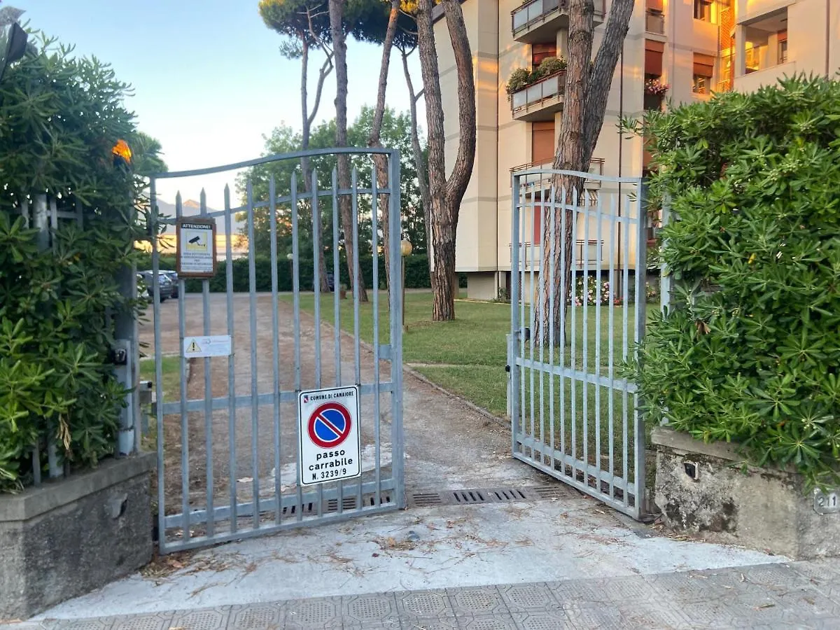 Lido Di Camaiore Bellissimo Appartamento Piano Terra Con Ingresso Indipendente E Parcheggio Privato